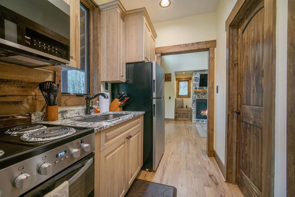 Full kitchen with oven, stove, and full-size fridge – dishes, pans, appliances
