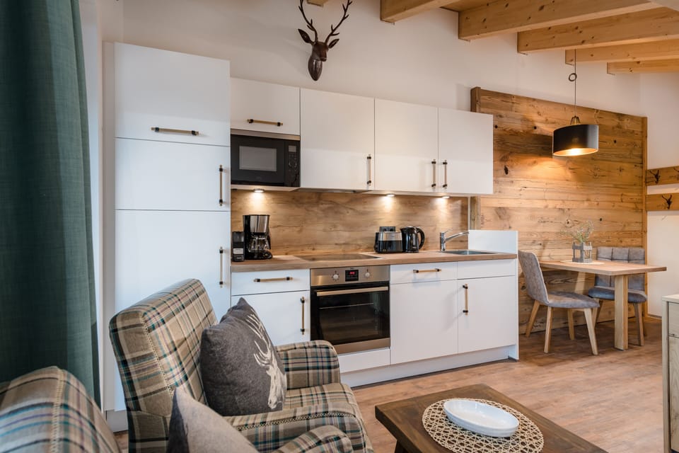 Deluxe Studio Suite | Private kitchen | Fridge, oven, stovetop, dishwasher