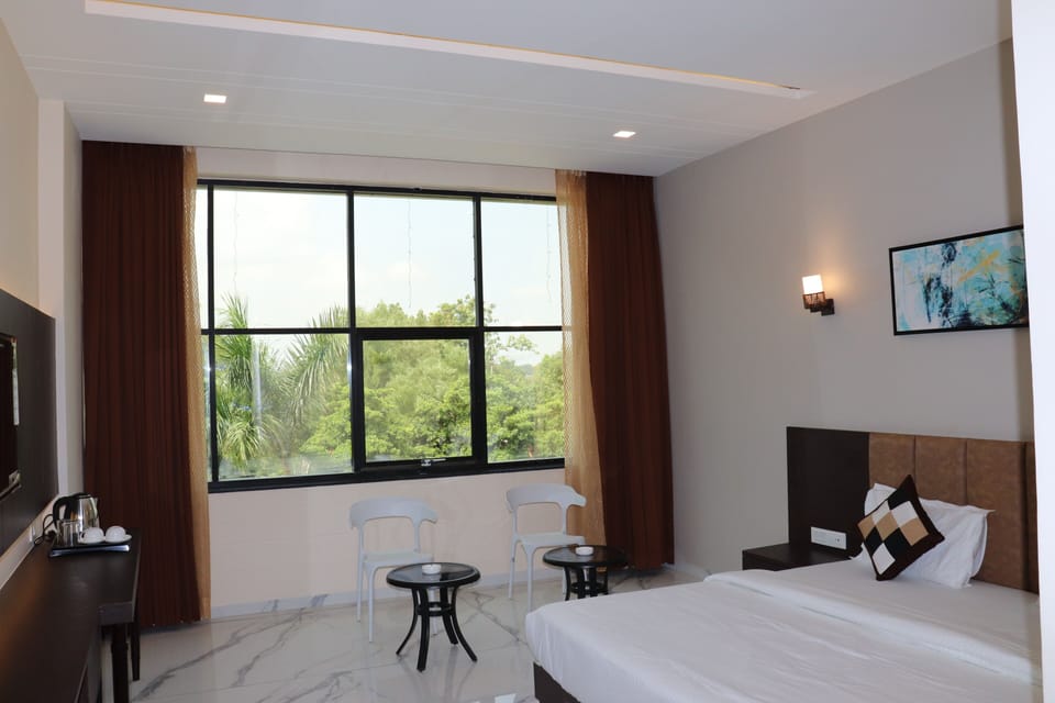Honeymoon Studio Suite | Living area | 32-inch LED TV with cable channels, TV, fireplace