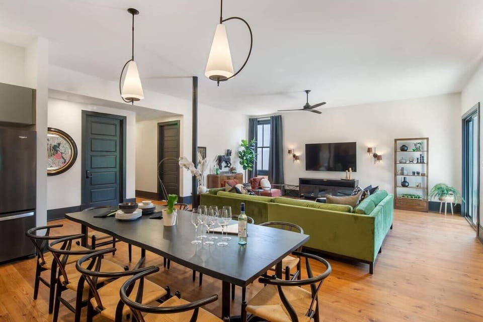 Dining Area | Single-Level Unit | Indoor Dining Table | Adjacent to Kitchen