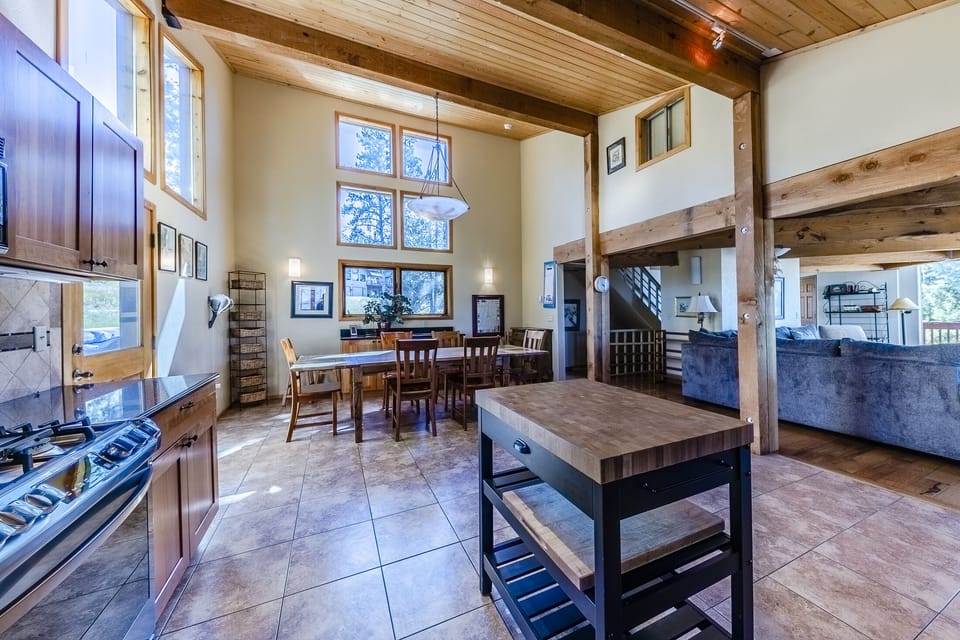 Open kitchen to dining- and living area - Nice and open kitchen / dining & living area