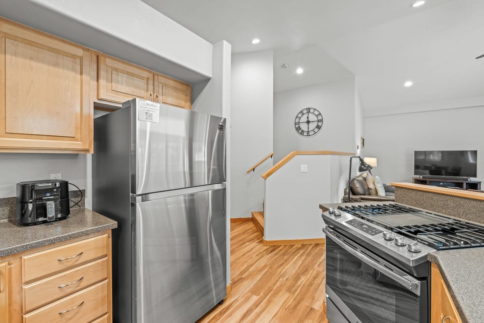 Townhome, 6 Bedrooms | Private kitchen | Fridge, oven, coffee/tea maker, toaster