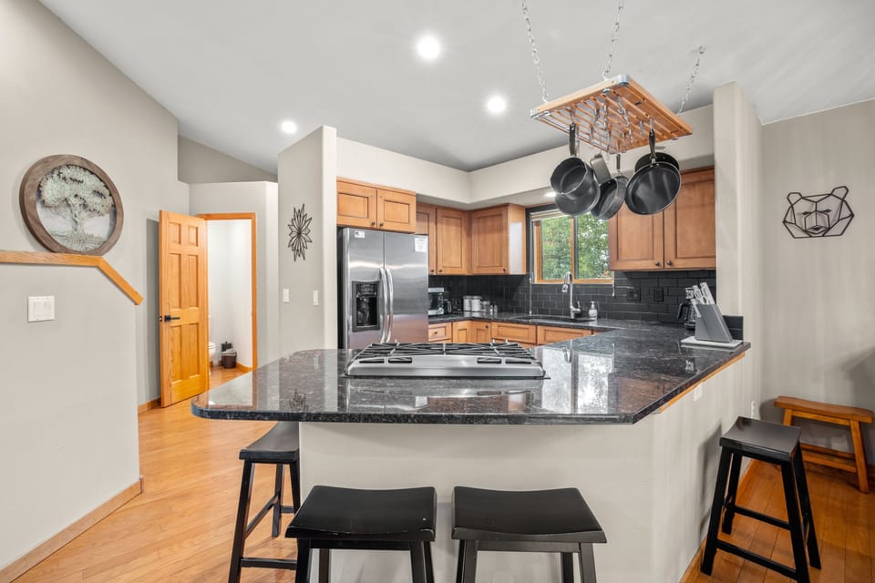 Townhome, 6 Bedrooms | Private kitchen | Fridge, oven, coffee/tea maker, toaster