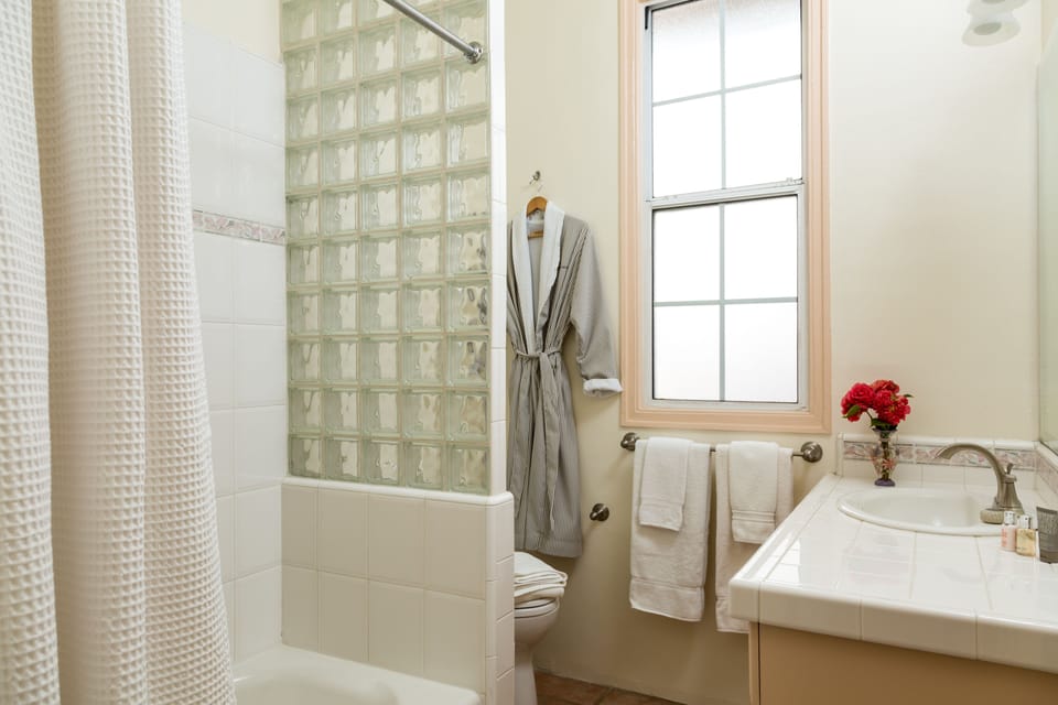 Cheshire Cat Inn & Cottages Bed and Breakfast in Santa Barbara