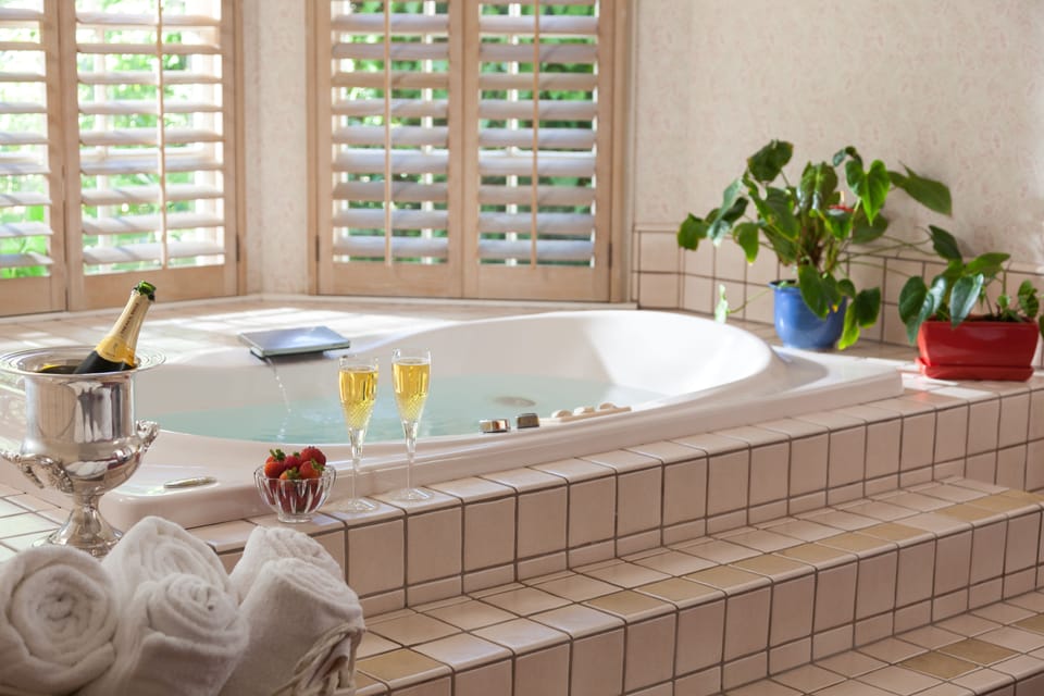Suite, 1 Bedroom, Jetted Tub (Tweedledum) | Jetted tub