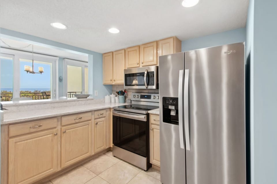Fully Equipped Kitchen with Granite Counters and Stainless Steel Appliances