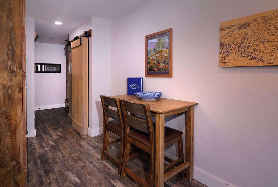 Entry and table w/seating for 2