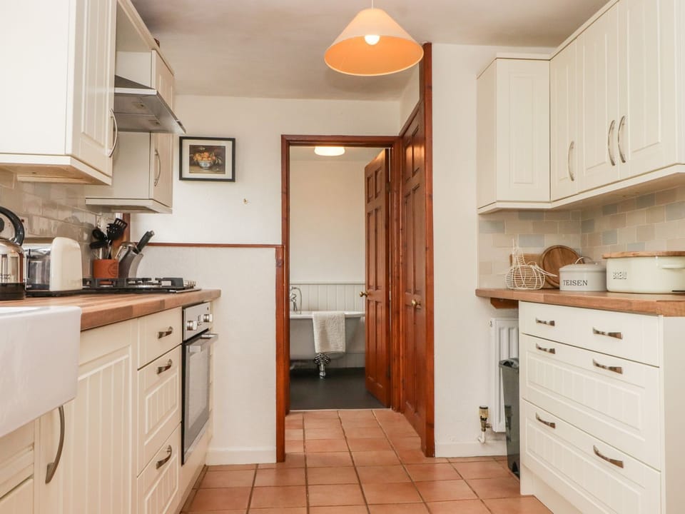 Pretty cream fitted kitchen