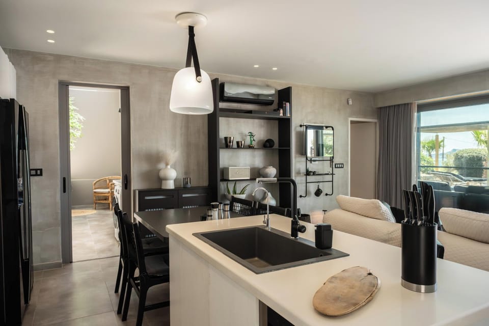 Full kitchen equipped with high quality appliances.