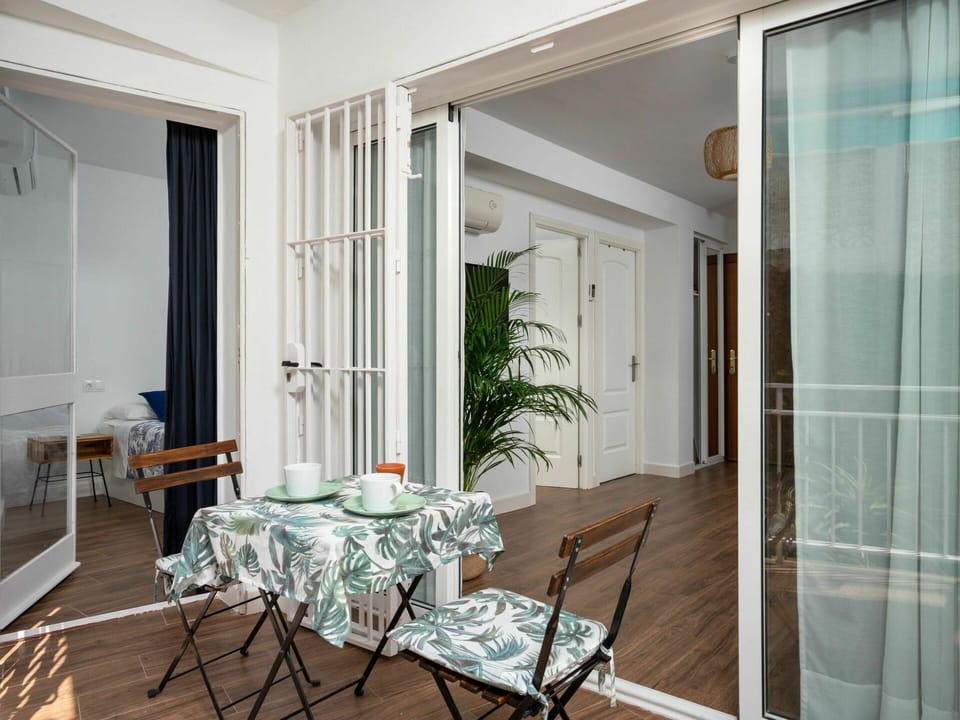 Room, Property, Interior Design, Furniture, Building, Floor, House, Table, Living Room, Ceiling