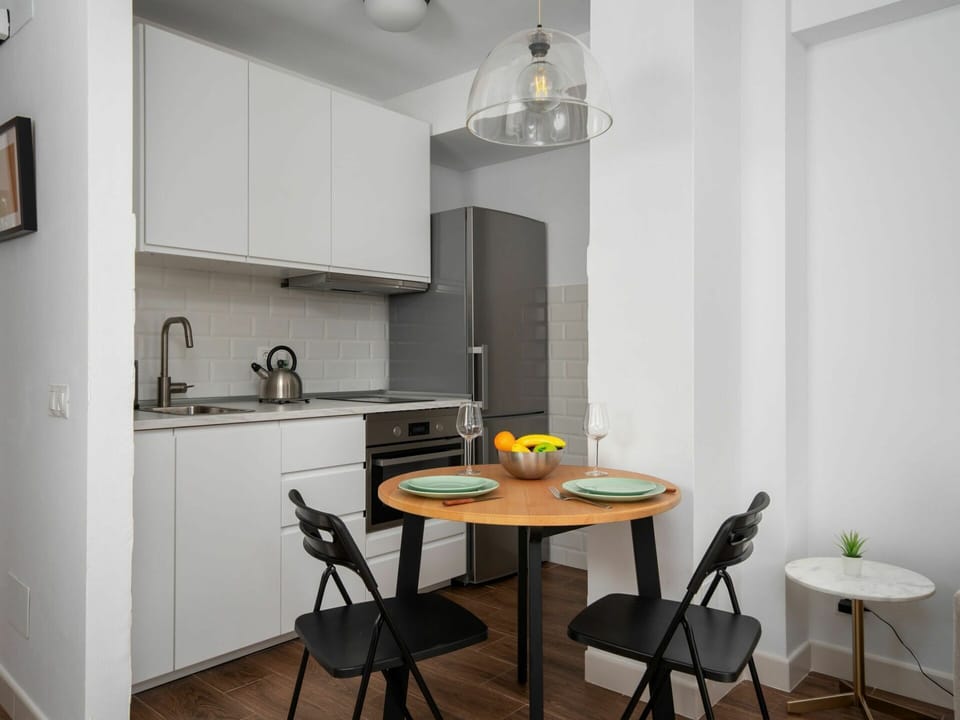 Room, Furniture, Property, Interior Design, Kitchen, Countertop, Building, House, Cabinetry, Table