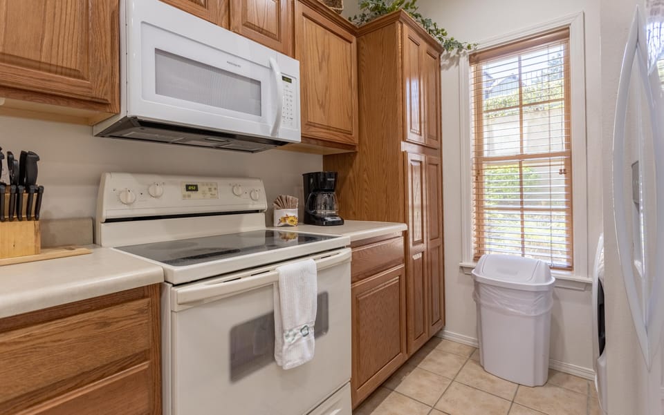 Condo, 3 Bedrooms | Private kitchen | Fridge, microwave, oven, dishwasher
