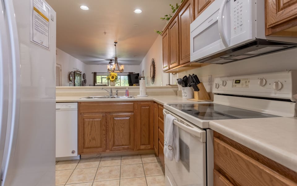 Condo, 3 Bedrooms | Private kitchen | Fridge, microwave, oven, dishwasher