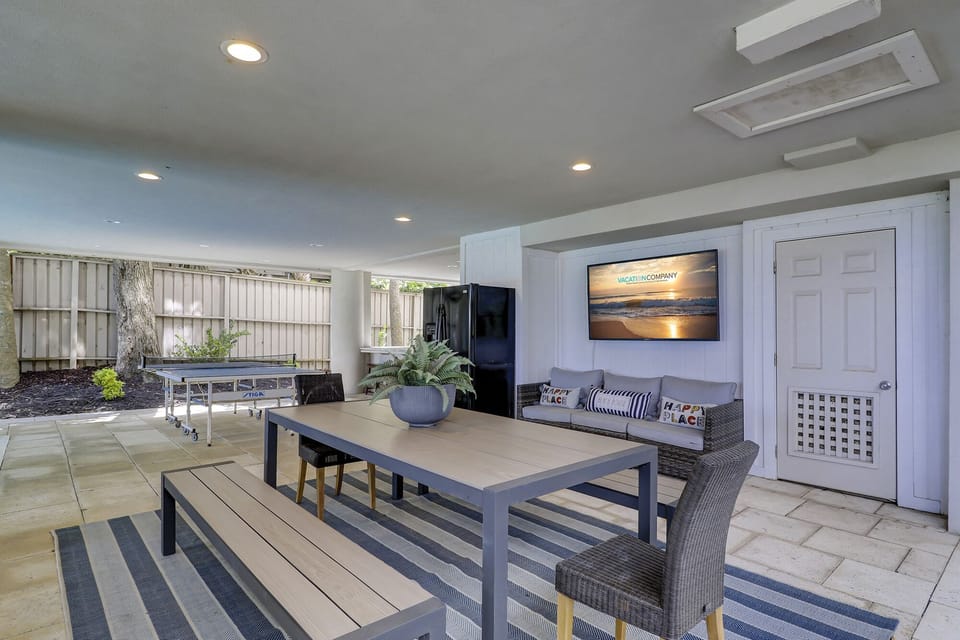 Outdoor Living & Dining Area