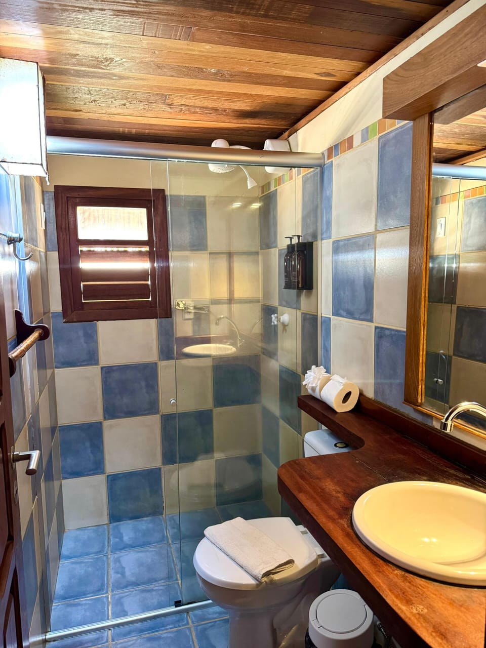 Deluxe Double Room (Frente Piscina) | Bathroom | Shower, rainfall showerhead, hair dryer, towels