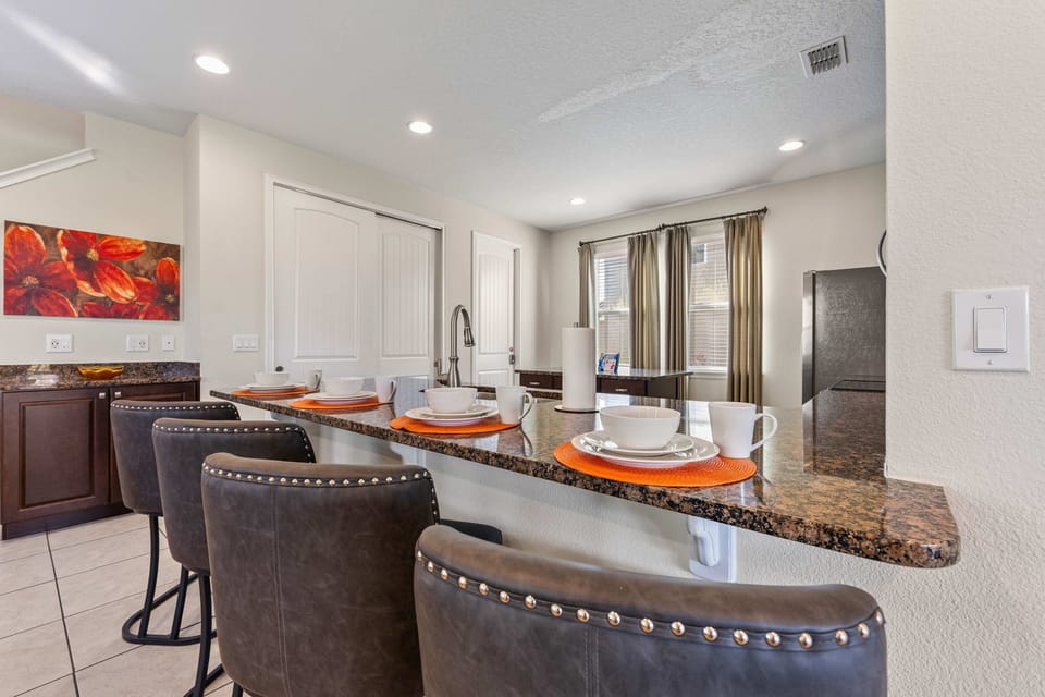 Fully equipped kitchen with a breakfast bar