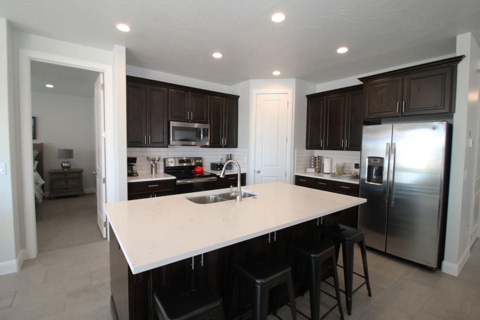 Fully equipped classic kitchen, counter seating (4)