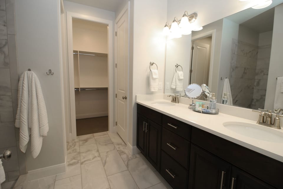 Bathroom 1: En-suite Bath, double vanity