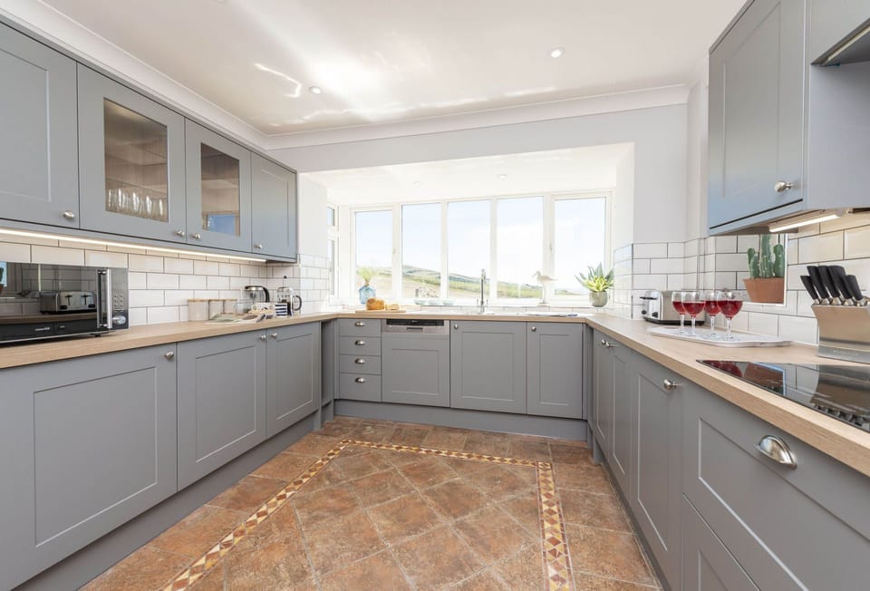 Chesil Watch, Abbotsbury: Kitchen leading through to dining room