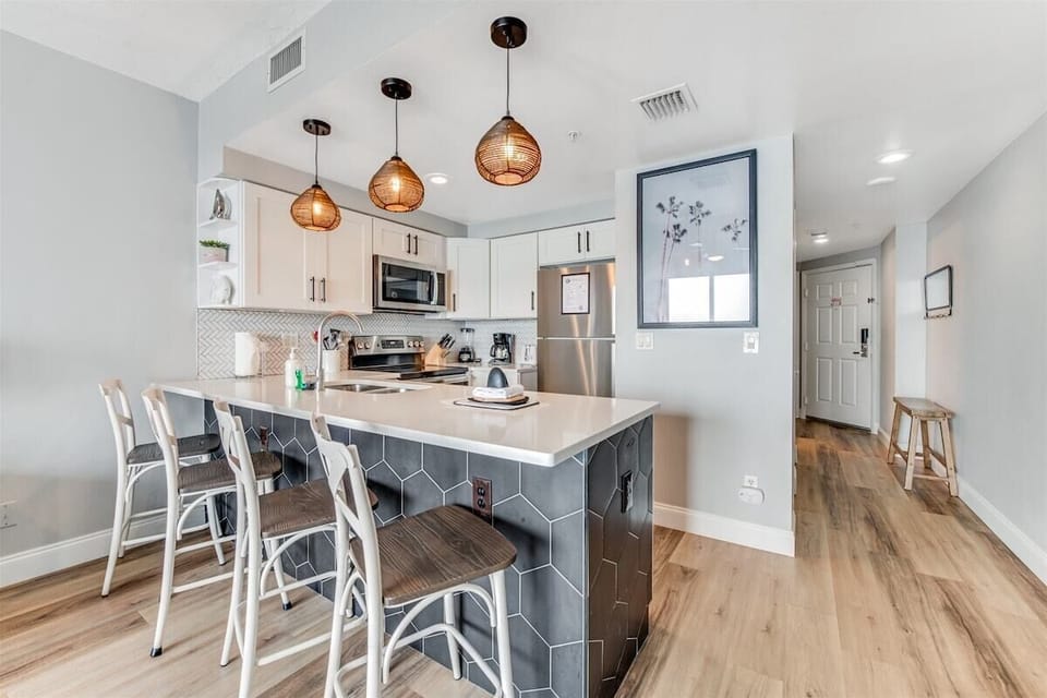 Cozy kitchen with plenty of seating