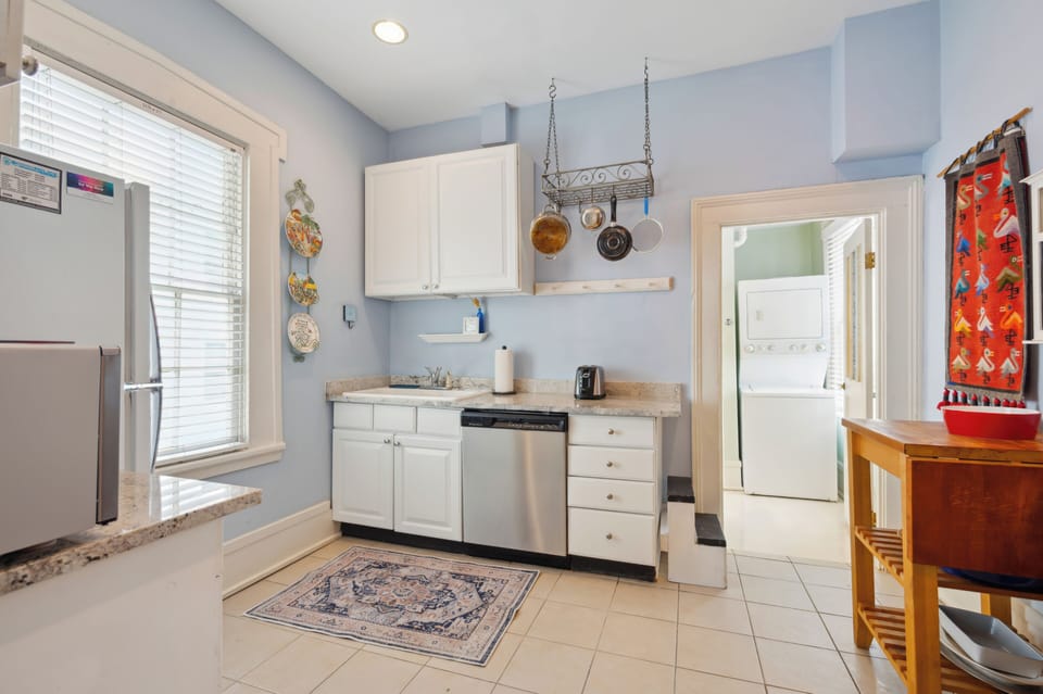 The kitchen is fully equipped with modern appliances, ample counter space, and all the essentials you need to prepare meals. It's a bright and functional space, perfect for cooking and enjoying time with family or friends.