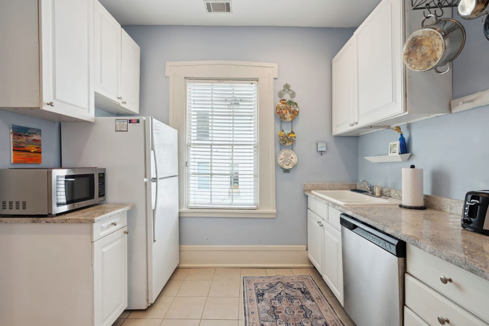 The kitchen is fully equipped with modern appliances, ample counter space, and all the essentials you need to prepare meals. It's a bright and functional space, perfect for cooking and enjoying time with family or friends.