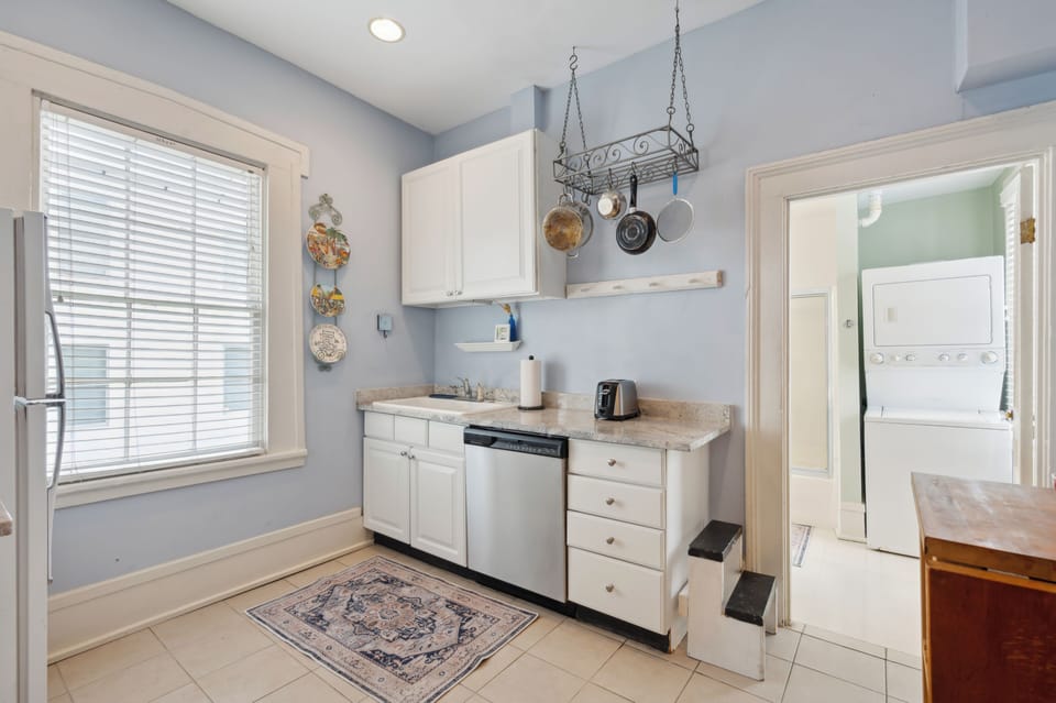 The kitchen is fully equipped with modern appliances, ample counter space, and all the essentials you need to prepare meals. It's a bright and functional space, perfect for cooking and enjoying time with family or friends.
