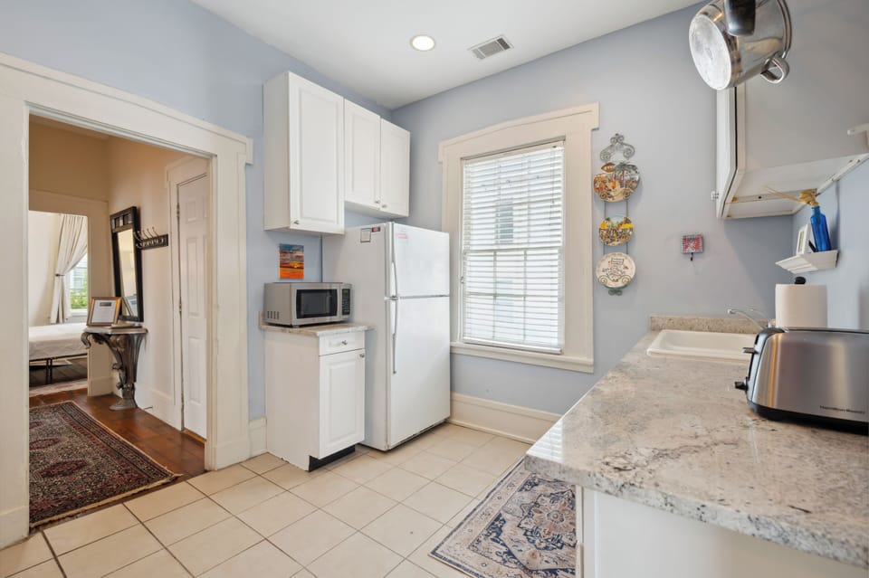The kitchen is fully equipped with modern appliances, ample counter space, and all the essentials you need to prepare meals. It's a bright and functional space, perfect for cooking and enjoying time with family or friends.