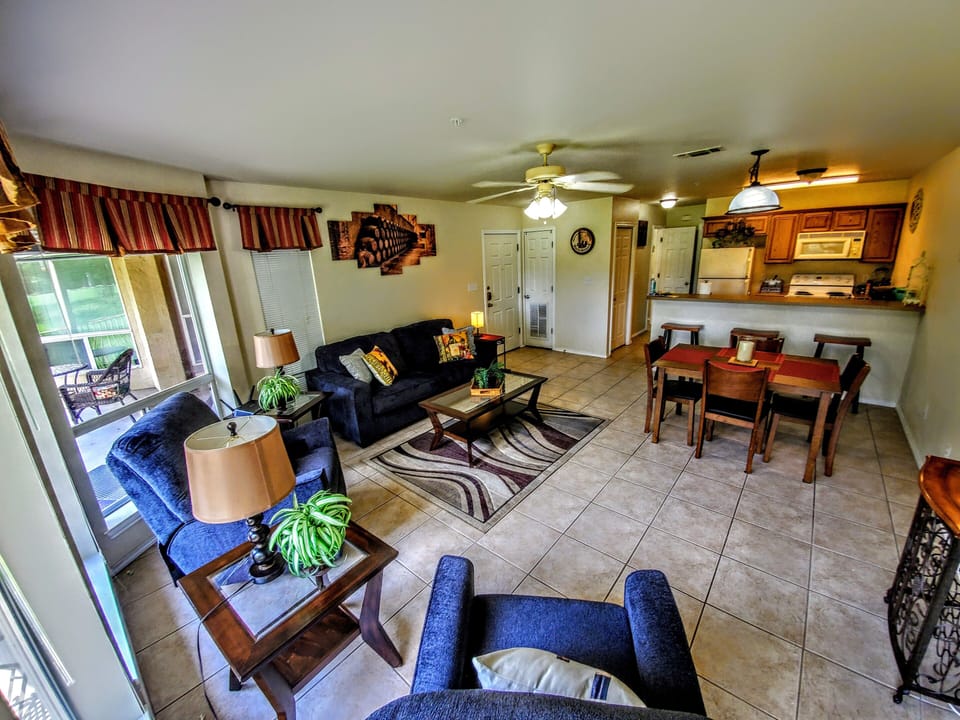 Main Living area 55 in flat screen With Hulu Netflix, Spectrum Tv App inc 
