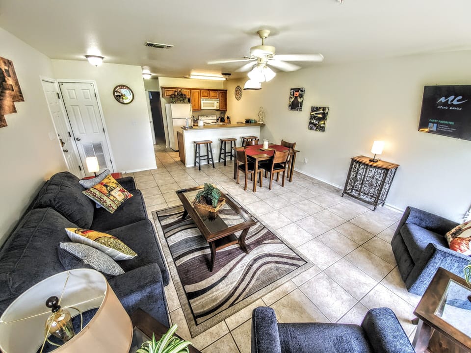 Main Living area 55 in flat screen With Hulu Netflix, Spectrum Tv App inc 