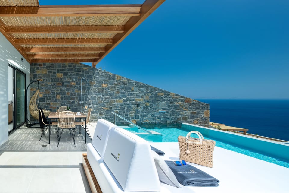 35 m2 infinity swimming pool with hydromassage (1,30 m deep)