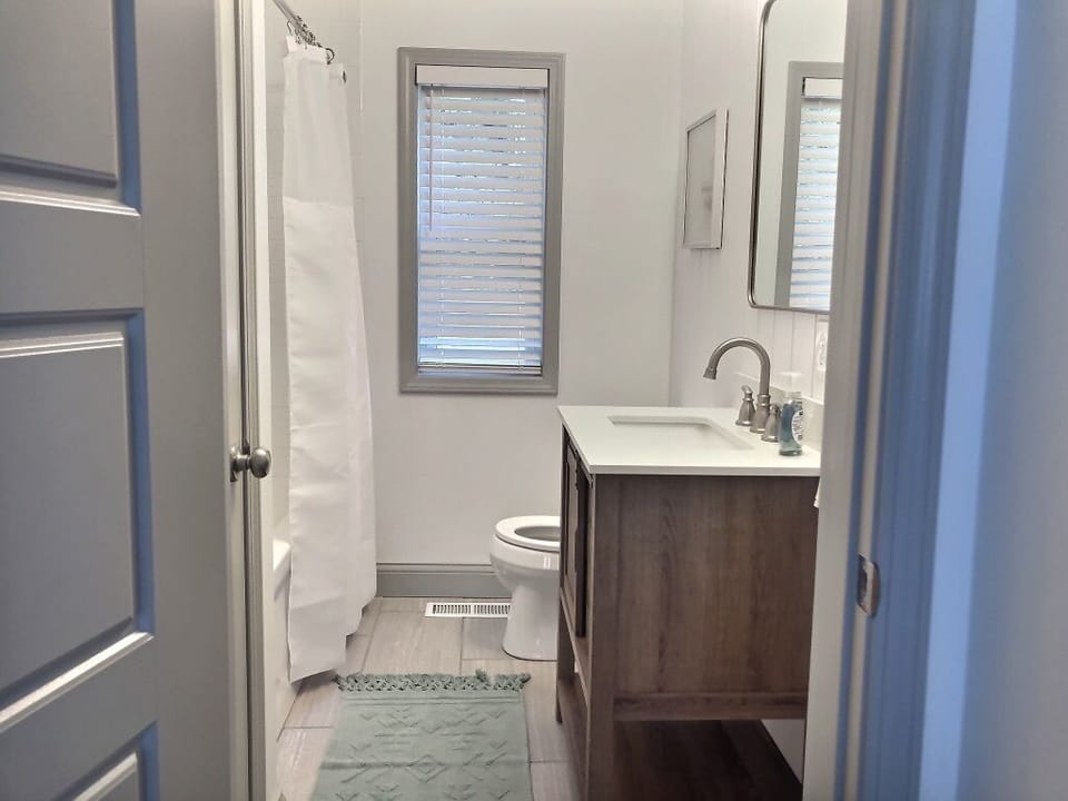 1st Floor Bathroom with Shower/Tub 