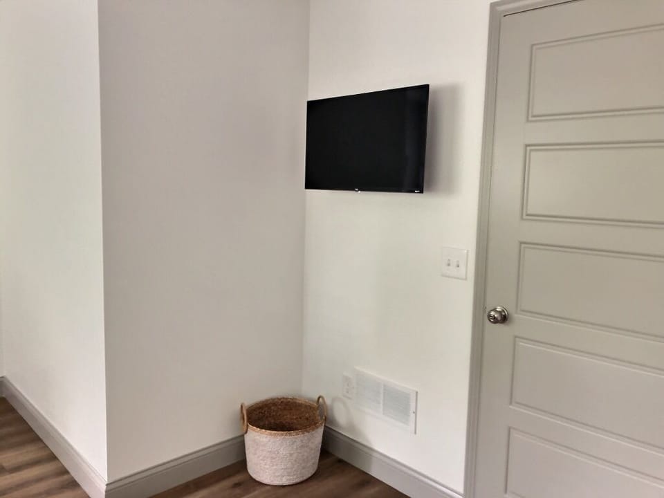2nd Floor Twin Bedroom with 32" TV