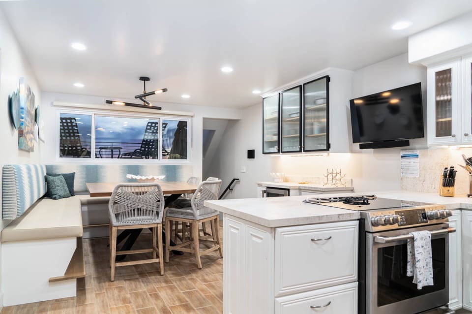 Kitchen and Dining Table Area - Kitchen and Dining Table Area with breakfast bar and beautiful appliances