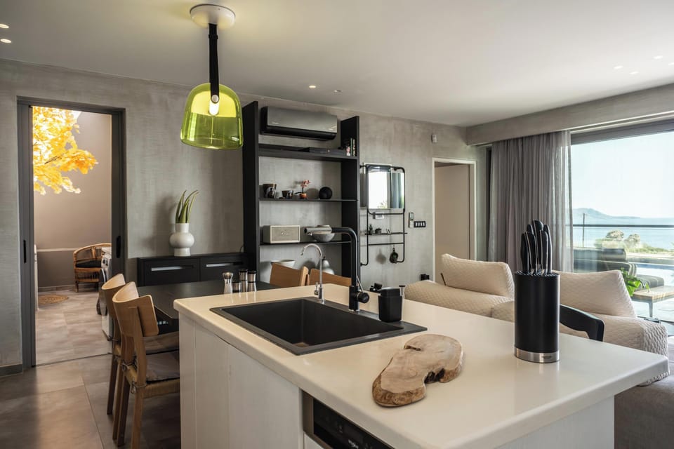 Full kitchen equipped with high-quality appliances.