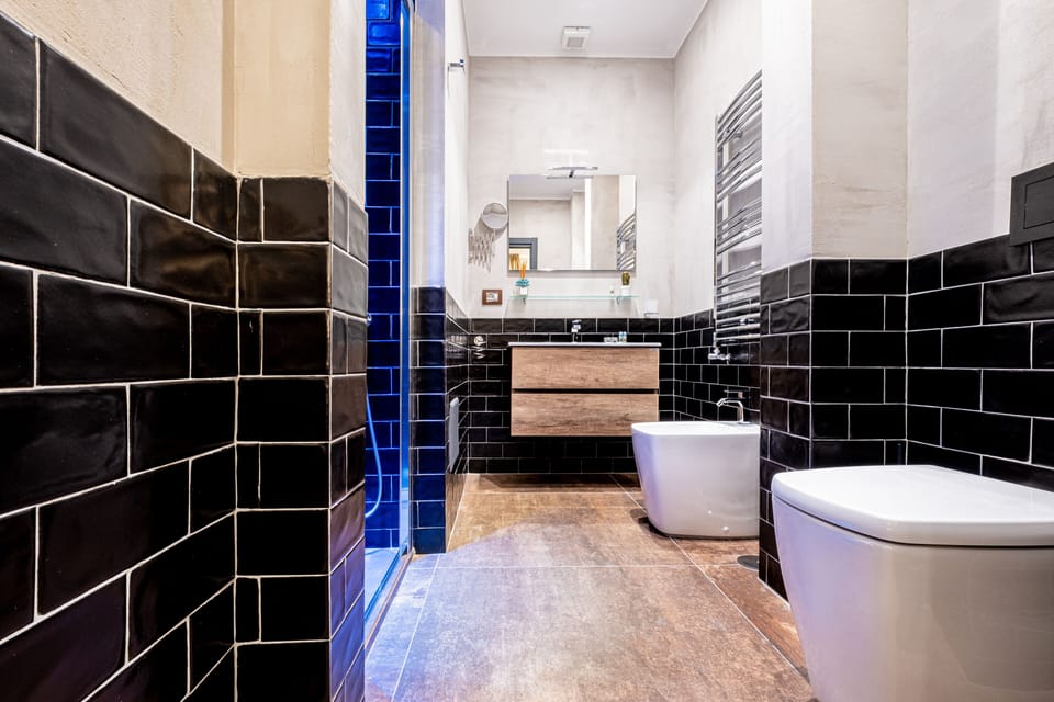 Superior Double Room | Bathroom | Shower, rainfall showerhead, free toiletries, hair dryer