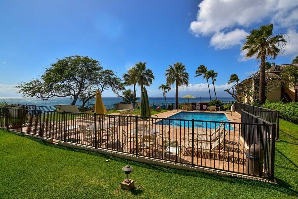 Take a dip in the sparkling oceanfront pool. Relax poolside while enjoying panoramic views of the Pacific and lush tropical gardens.