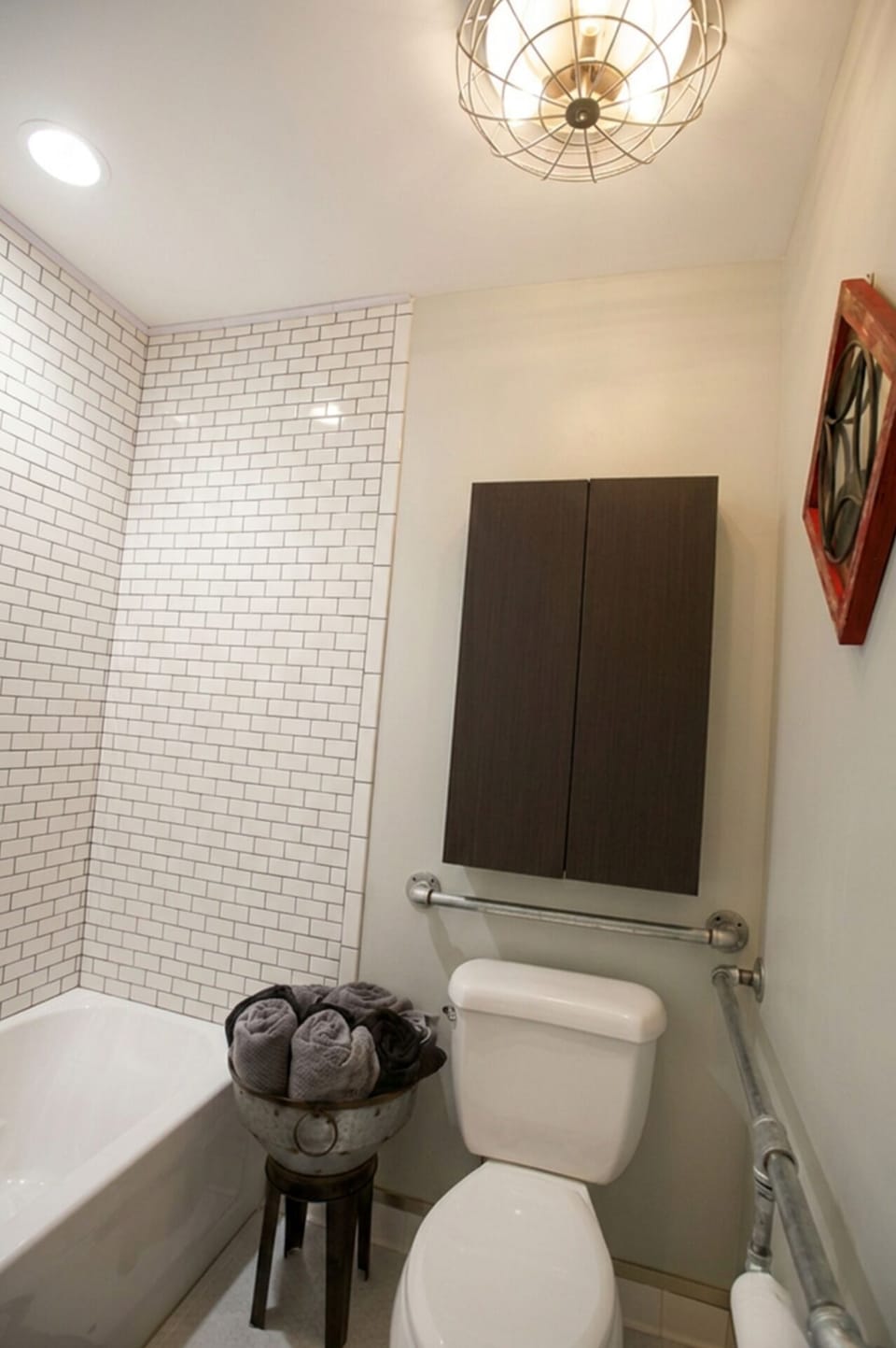 Relax while soaking in the bathtub / toilet offers grab bars