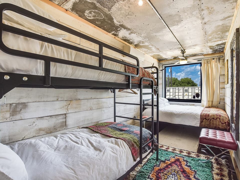 Houze6-Bedroom