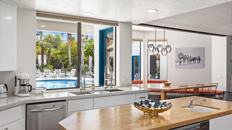 Kitchen & breakfast nook