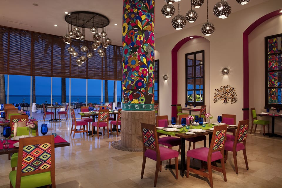 4 restaurants; breakfast, lunch, and dinner served