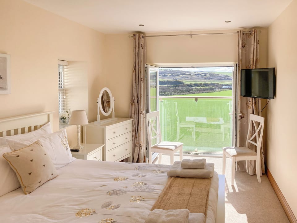 King size bedroom | Ardstinchar Mews, Ballantrae, near Girvan