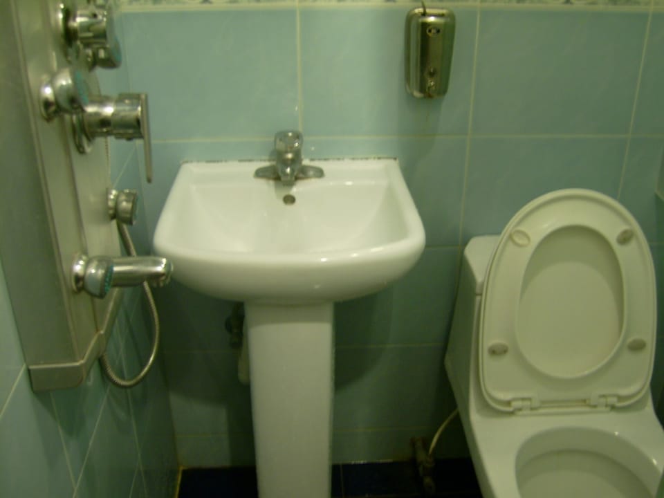 Shower, hydromassage showerhead, free toiletries