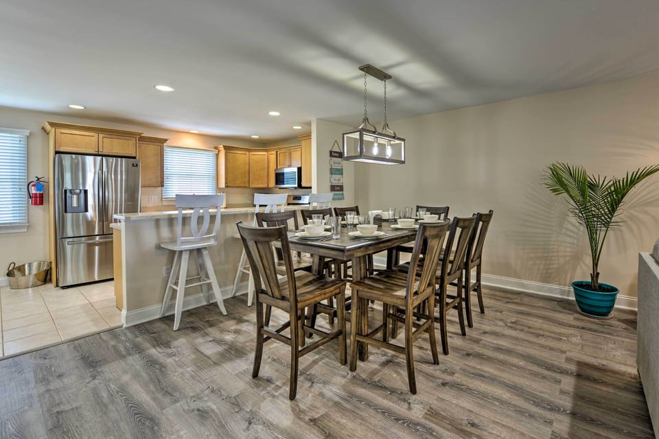 Dining Area | Dishware/Flatware Provided