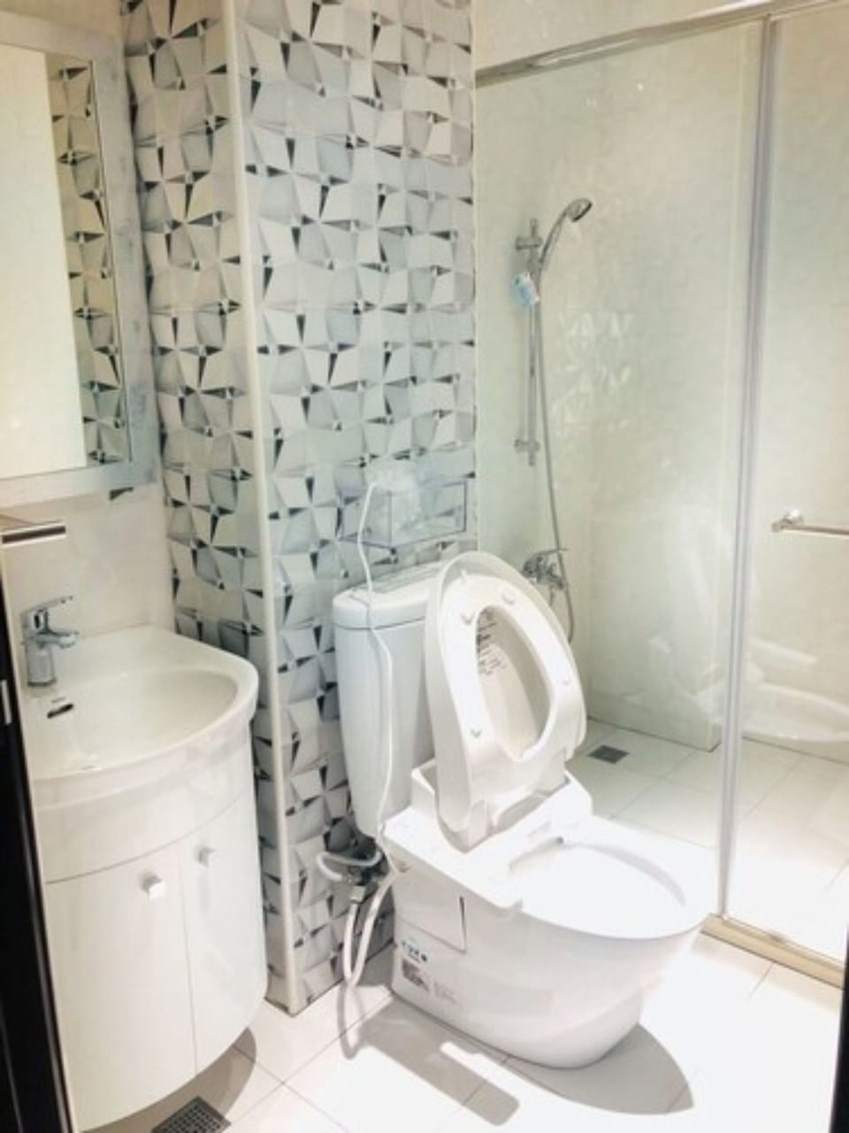 Comfort Quadruple Room | Bathroom | Shower, free toiletries, hair dryer, slippers