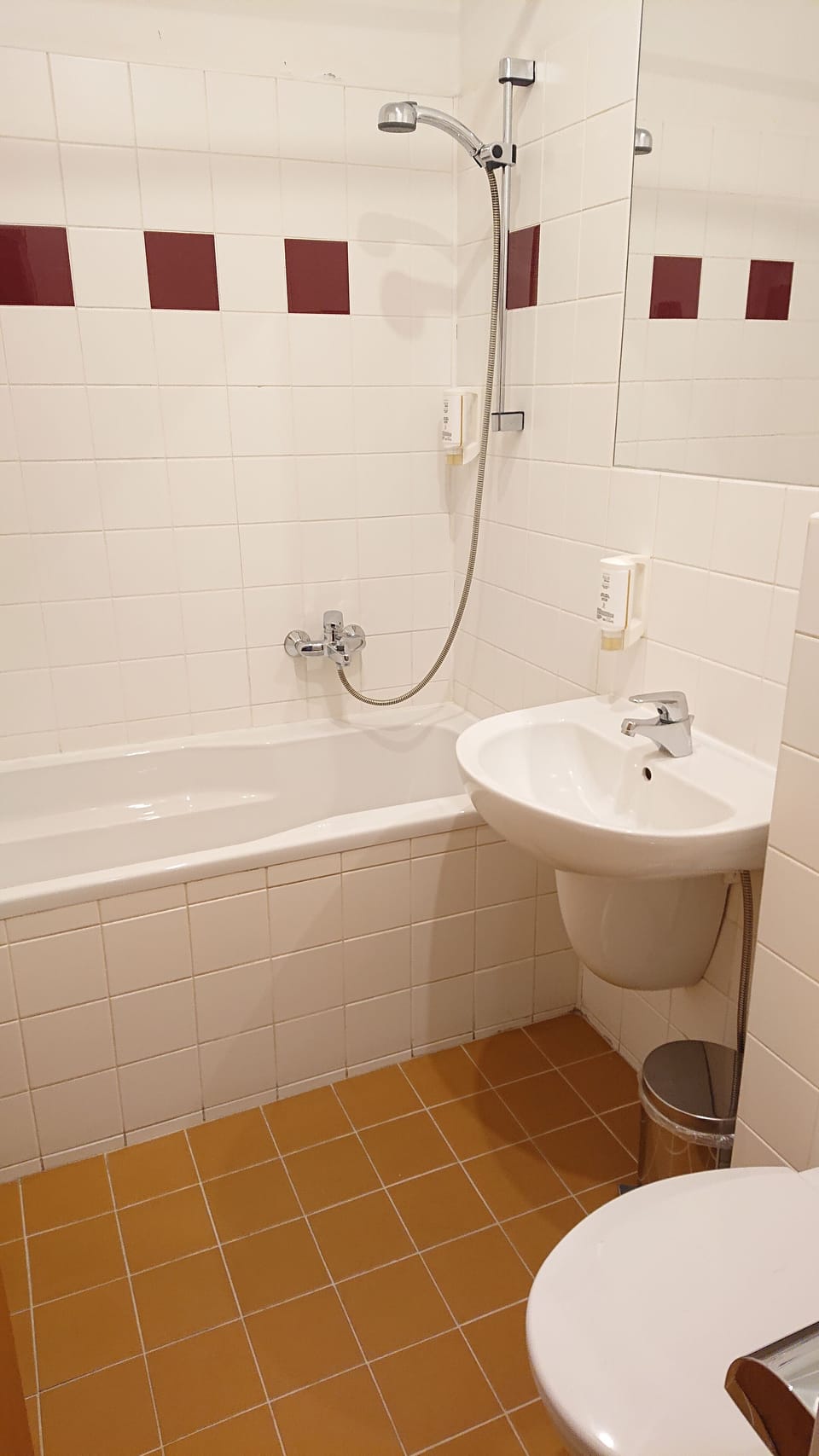 Combined shower/tub, free toiletries, hair dryer, towels