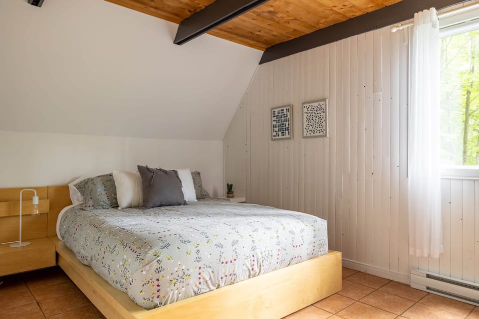First floor-queen size bed