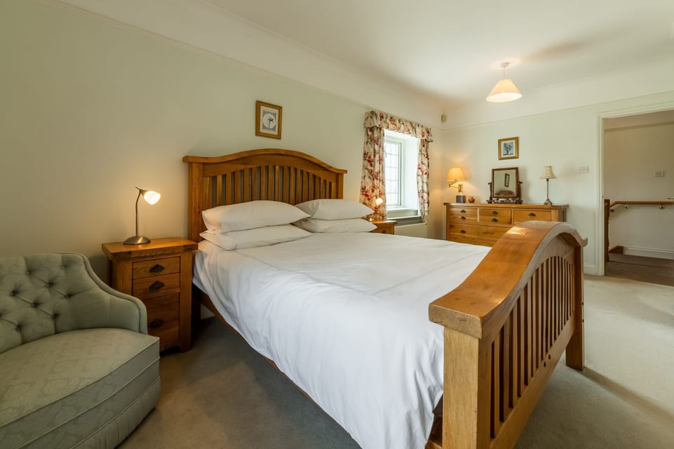 Beacon Lodge, Burnham Market: Master bedroom with king-size bed