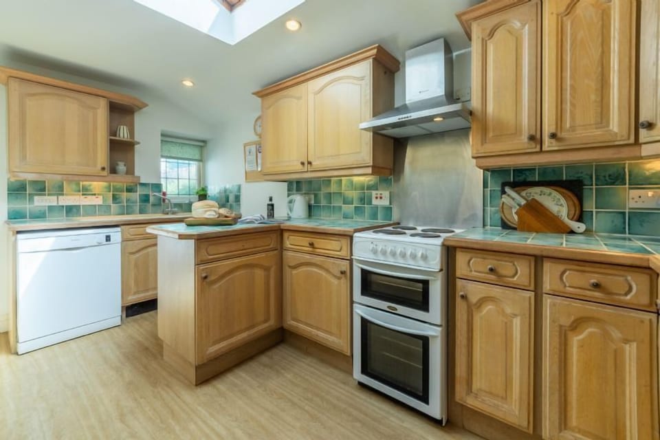 Ground floor: Well-equipped kitchen