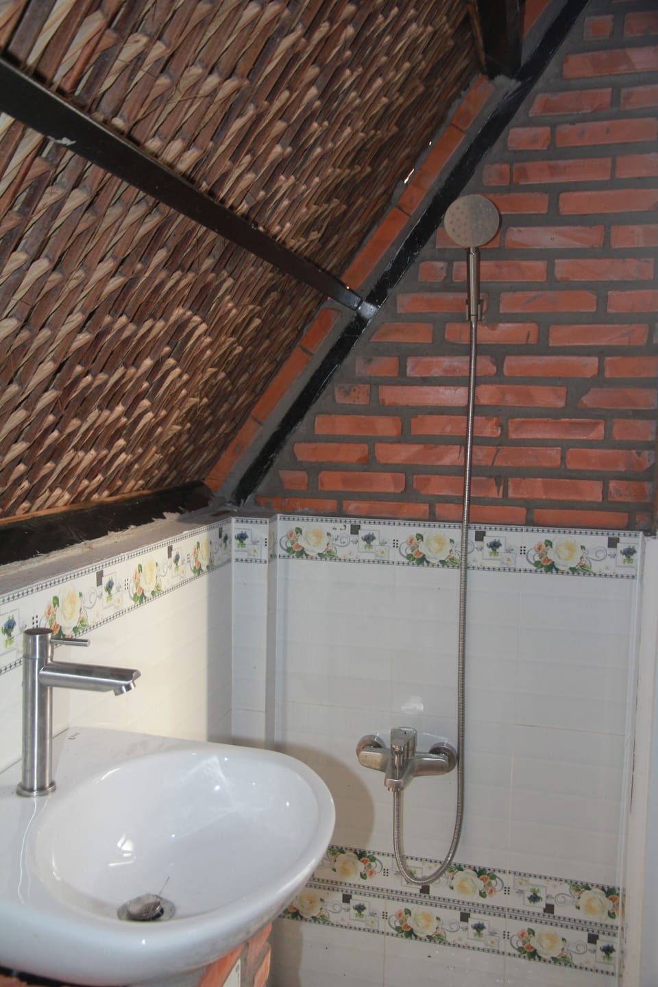 Basic Single Room, 1 Bedroom | Bathroom | Shower, slippers, towels, soap